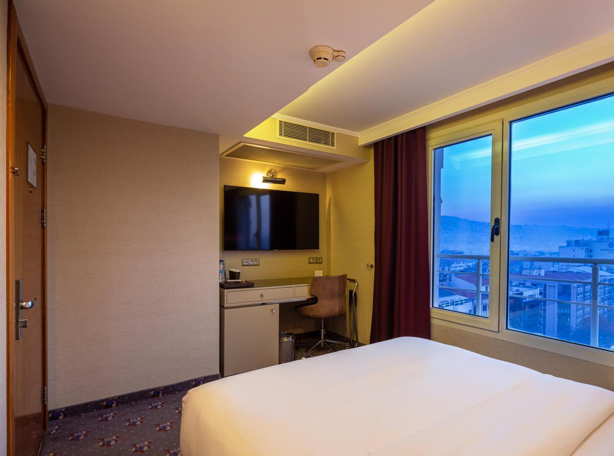 Hotel Doubletree By Hilton Izmir - Alsancak Extérieur photo