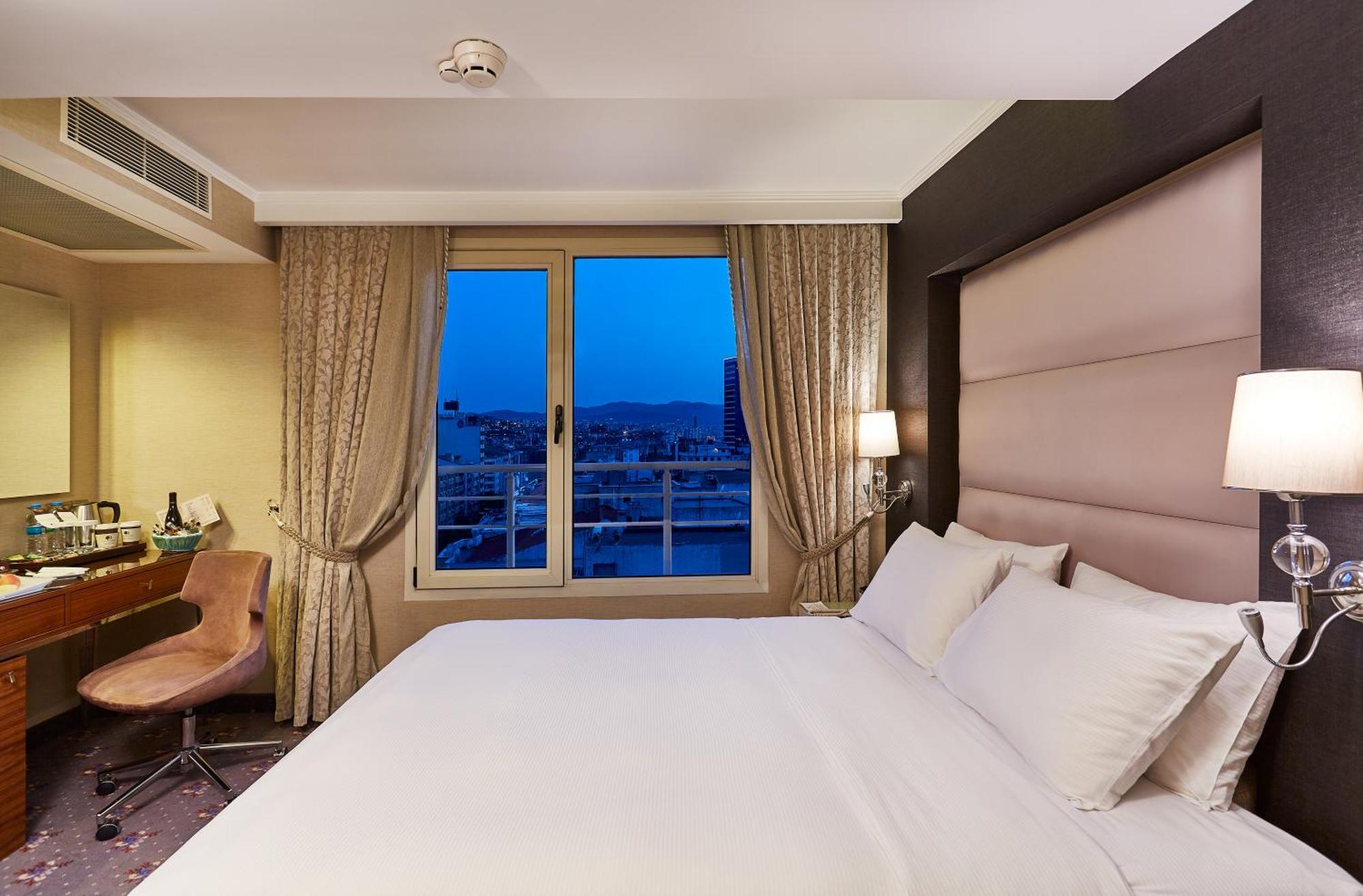 Hotel Doubletree By Hilton Izmir - Alsancak Extérieur photo