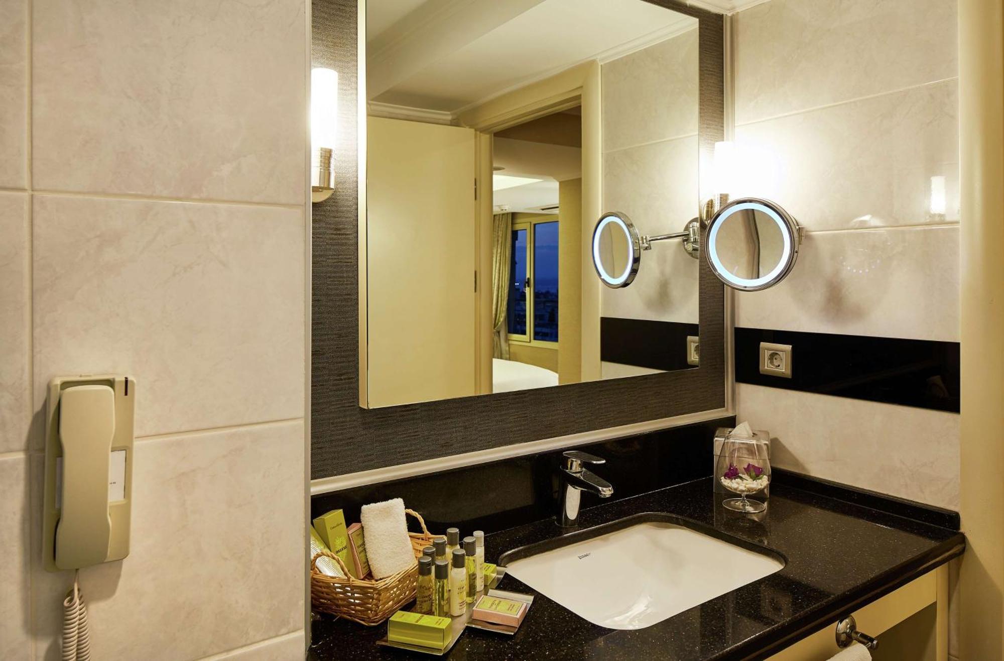 Hotel Doubletree By Hilton Izmir - Alsancak Extérieur photo