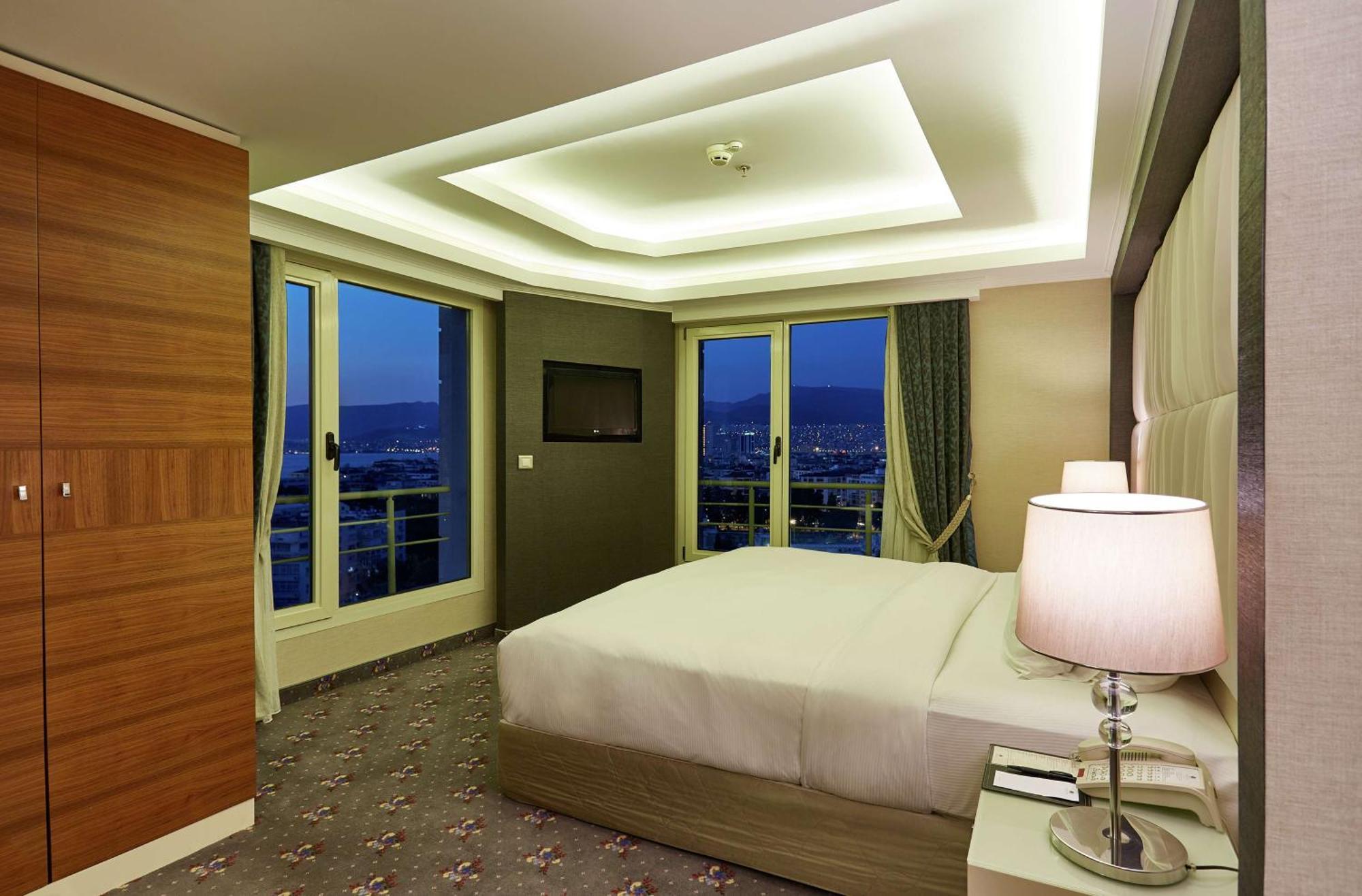 Hotel Doubletree By Hilton Izmir - Alsancak Extérieur photo