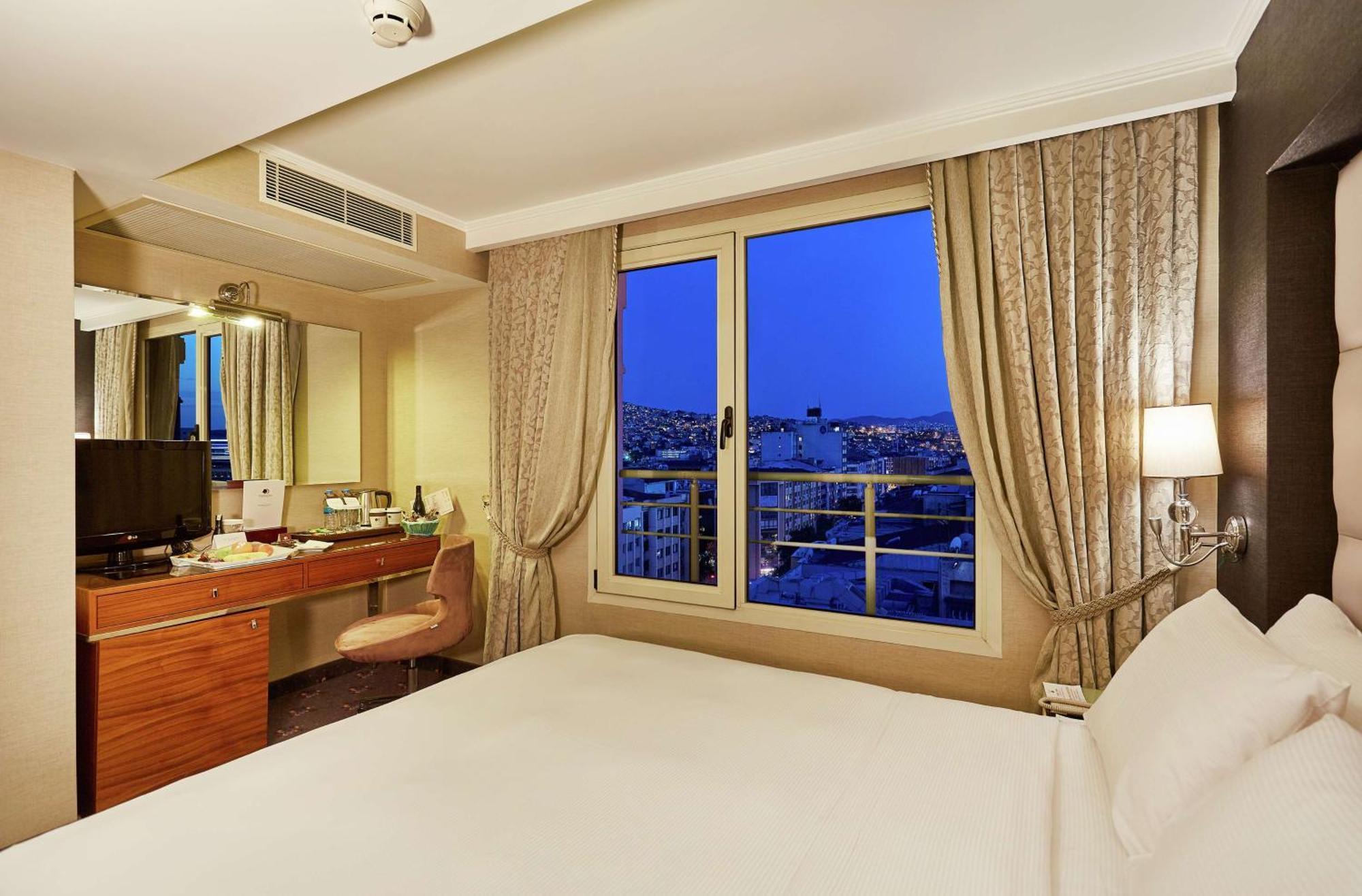 Hotel Doubletree By Hilton Izmir - Alsancak Extérieur photo