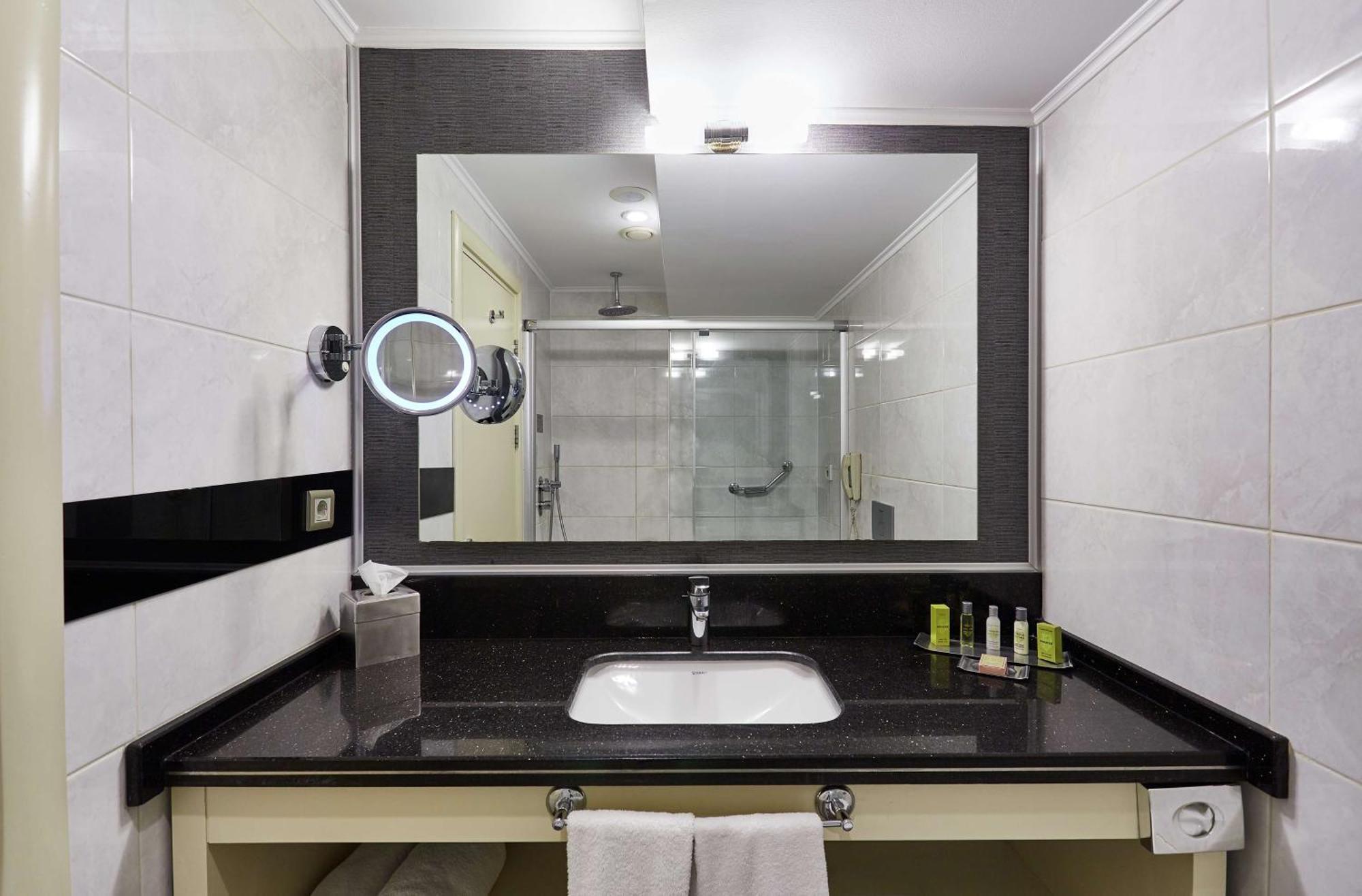 Hotel Doubletree By Hilton Izmir - Alsancak Extérieur photo