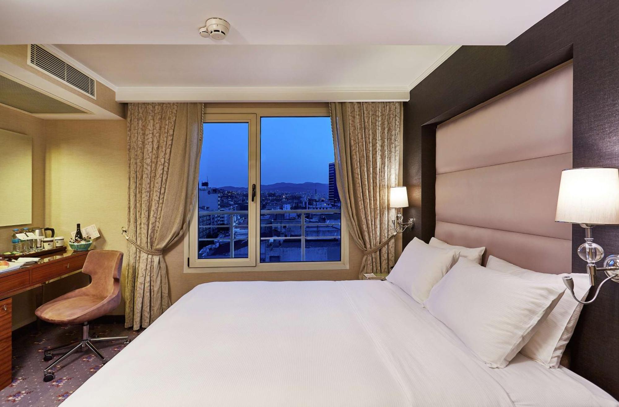 Hotel Doubletree By Hilton Izmir - Alsancak Extérieur photo