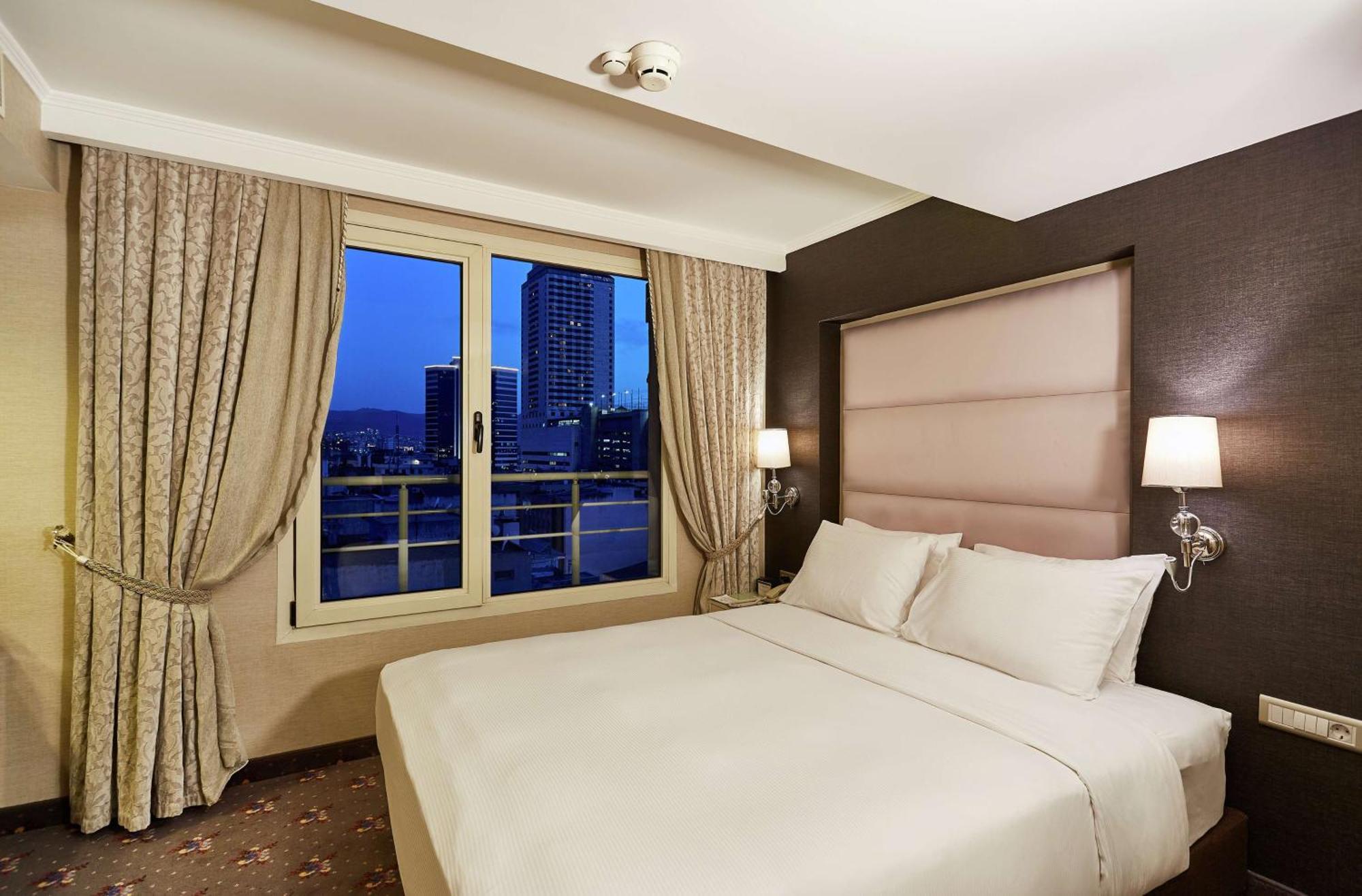 Hotel Doubletree By Hilton Izmir - Alsancak Extérieur photo