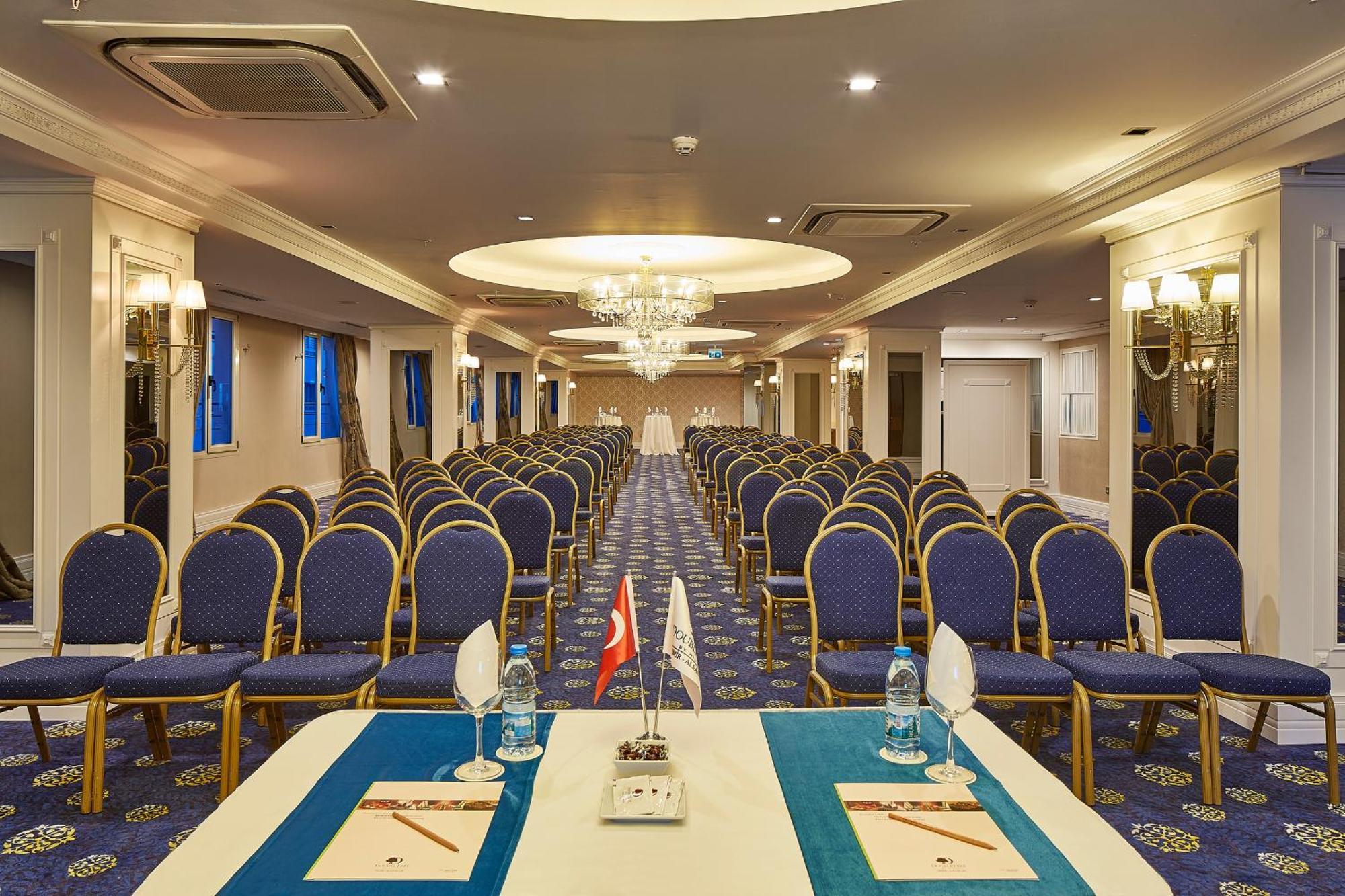 Hotel Doubletree By Hilton Izmir - Alsancak Extérieur photo